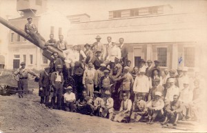 Grupa majstora VTZ pored topa, ispred Artiljerijske radionice,koja je radila na obnovi fabrike, 1925