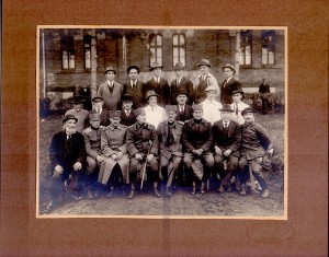 Grupa radnika Pirotehnike VTZ-a sa upravnicima VTZ-a, 1922