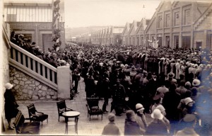 Povorka radnika VTZ-a pored izaslanika i gostiju za vreme proslave 75 god postojanja fabrike, 1928 