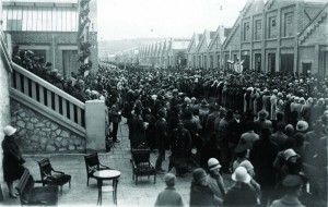 Povorka radnika pored izaslanika i gostiju na proslavi 75 godina postojanja fabrike, 1928 